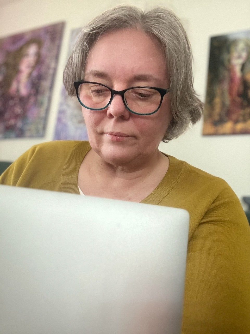 Carolyn Pini beim Schreiben am Laptop